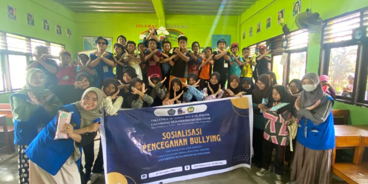 Mahasiswa Kuliah Kerja Praktek (KKP) Fakultas Ilmu Sosial dan Ilmu Politik (Fisip)  Universitas Muhammadiyah Makassar (Unismuh) yang berposko di Kelurahan Samata mengadakan sosialisasi anti-bullying di Sekolah Dasar Negeri (SDN) Samata, Kecamatan Somba Opu, Kabupaten Gowa, Kamis (7/11/2024)