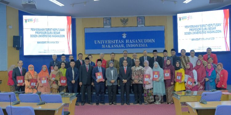 Penyerahan SK Guru Besar Unhas di Ruang Senat, Lantai 2 Gedung Rektorat, Kampus Unhas Tamalanrea, Makassar, Jumat (8/11/2024)