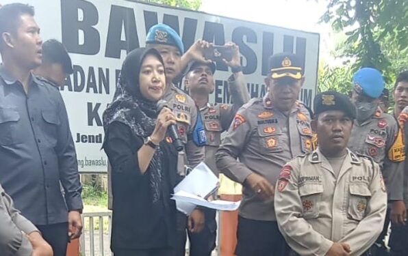 Ketua Bawaslu Pinrang,  Andi Fitriani menemui massa aksi unjuk rasa dari masyarakat yang tergabung dalam Aliansi Pinrang Demokrasi (API) di  depan Kantor Bawaslu Pinrang, pada Selasa (12/11/2024)