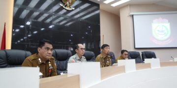 Pjs Wali Kota Makassar, Andi Arwin Azis pimpin Rapat Koordinasi (Rakor)  terkait persiapan menghadapi musim penghujan ruang Sipakatau, kantor Balaikota, Selasa (12/11/2024)