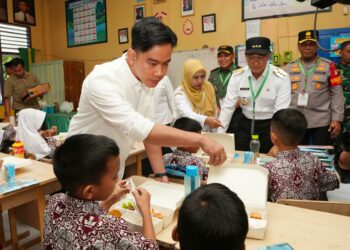 Wapres RI, Gibran Rakabuming Raka, melakukan peninjauan simulasi makan bergizi gratis di SDN 103 Inpres Hasanuddin, di Kecamatan Mandai, Kabupaten Maros, Rabu (13/11/2024)