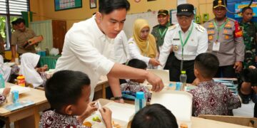 Wapres RI, Gibran Rakabuming Raka, melakukan peninjauan simulasi makan bergizi gratis di SDN 103 Inpres Hasanuddin, di Kecamatan Mandai, Kabupaten Maros, Rabu (13/11/2024)