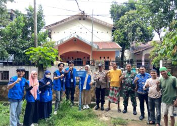 Mahasiswa KKP Fisip Unismuh bersama warga foto bersama usai memasang salah satu plang di Kelurahan Samata, Kecamatan Somba Opu, Kabupaten Gowa, Senin (18/11/2024)