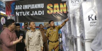 Pjs Wali Kota Makassar, Andi Arwin Azis, bersama Pj Gubernur Sulawesi Selatan (Sulsel) Zudan Arif Fakhrulloh meninjau gudang logistik Komisi Pemilihan Umum (KPU) yang terletak di Jalan Inspeksi Kanal Borong, Makassar, pada Senin (19/11/2024)