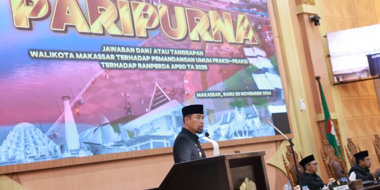 Pjs Wali Kota Makassar, Andi Arwin Azis, menyampaikan jawaban atas pemandangan umum fraksi-fraksi terkait Rancangan Peraturan Daerah (Ranperda) APBD Tahun Anggaran 2025 pada Rapat Paripurna Kesembilan Masa Persidangan 2024-2025 di DPRD Kota Makassar, Rabu (20/11/2024)