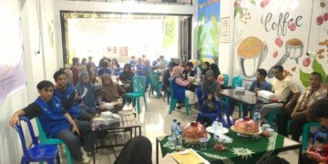 Pengurus Cabang Ikatan Mahasiswa Muhammadiyah (PC IMM Soppeng) berkolaborasi dengan mahasiswa Kuliah Kerja Pengabdian (KKP) FISIP Unismuh Makassar  menggelar Dialog Kepemimpinan dengan tema "Membumikan Kepemimpinan Profetik" pada Rabu (20/11/2024) di Warkop Malaka