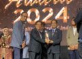 Rektor Unhas Prof. Dr. Ir. Jamaluddin Jompa, M.Sc menerima  Anugerah Emas pada ajang penganugerahan Standar Nasional Indonesia (SNI) Award 2024 – 19th National Quality Award of Indonesia di Jakarta Convention Center, Kamis (21/11/2024) malam