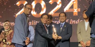 Rektor Unhas Prof. Dr. Ir. Jamaluddin Jompa, M.Sc menerima  Anugerah Emas pada ajang penganugerahan Standar Nasional Indonesia (SNI) Award 2024 – 19th National Quality Award of Indonesia di Jakarta Convention Center, Kamis (21/11/2024) malam