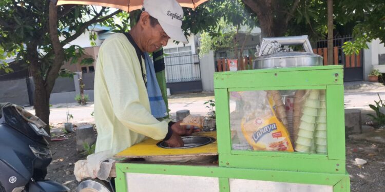 Parjono, penjual es krim keliling