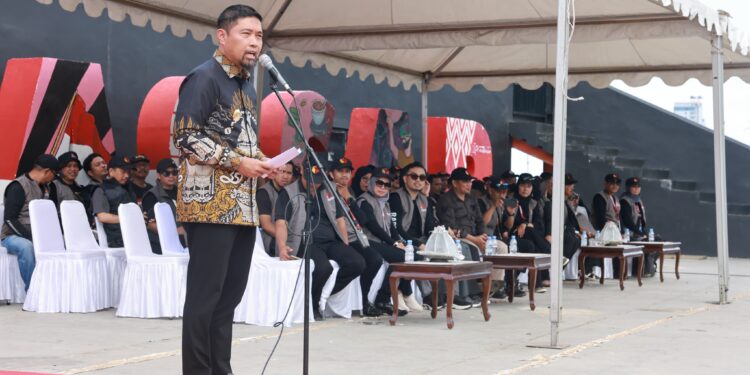 Penjabat Sementara (Pjs) Wali Kota Makassar, Andi Arwin Azis dalam Apel Siaga Pengawasan Masa Tenang Pemilihan Gubernur dan Wakil Gubernur Sulsel serta Pemilihan Wali Kota dan Wakil Wali Kota Makassar 2024, yang berlangsung di Anjungan Pantai Losari, Sabtu (23/11/2024)