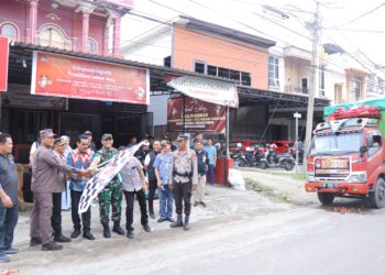 Pj Bupati Pinrang, Ahmadi Akil bersama KPU, Bawaslu dan unsur Forkopimda melepas distribusi logistik Pilkada di Gudang Logistik KPU Pinrang, Ahad (24/11/2024). --Foto: Ist--