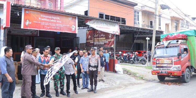 Pj Bupati Pinrang, Ahmadi Akil bersama KPU, Bawaslu dan unsur Forkopimda melepas distribusi logistik Pilkada di Gudang Logistik KPU Pinrang, Ahad (24/11/2024). --Foto: Ist--