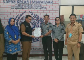 Dinas Kependudukan dan Pencatatan Sipil (Dukcapil) Provinsi Sulawesi Selatan menyerahkan biodata kependudukan sebagai pengganti KTP elektronik kepada 75 warga binaan Lembaga Pemasyarakatan (Lapas) Kelas I Makassar, Senin (25/11/2024)