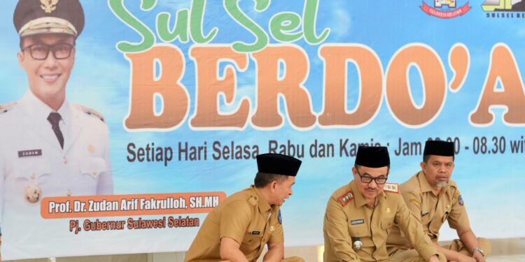 Memperingati HUT Korps Pegawai Republik Indonesia (Korpri) ke 53 dan menjelang hari H Pilkada serentak, Pemerintah Provinsi Sulawesi Selatan menggelar kegiatan Sulsel Berdoa di Masjid Al Ayyubi, Kantor Gubernur Sulsel, Selasa (26/11/2024)