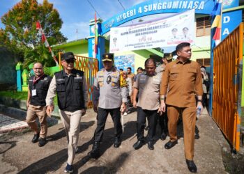 Pj Gub Sulsel, Prof Zudan didampingi Bupati Gowa, Adnan Purichta Ichsan meninjau persiapan pilkada di TPS 10 yang bertempat di SMP Negeri 4, Kabupaten Gowa, Selasa (26/11/2024)