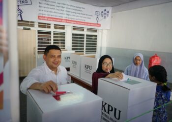 Calon Wali Kota Makassar nomor urut 1, Munafri Arifuddin telah mencoblos di TPS 02 Kelurahan Sawerigading sekira pukul 08.50 Wita, Rabu (27/11/2024). Ia menyalurkan hak suaranya bersama istrinya, Melinda Aksa