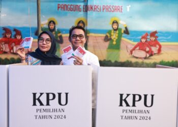 Penjabat (Pj) Sekretaris Daerah (Sekda) Kota Makassar, Irwan Adnan, bersama keluarganya menggunakan hak pilih dalam Pemilihan Kepala Daerah (Pilkada) serentak 2024 di TPS 003, Kelurahan Pisang Selatan, Kompleks SD Gotong-Gotong, Kecamatan Ujung Pandang