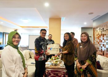 Associate Director, International Education Study NSW, Maria Elga Erstentia bertemu Sekretaris Daerah Provinsi Sulawesi Selatan, Jufri Rahman 
di Baruga Lounge, Kantor Gubernur Sulsel, Kamis (28/11/2024)