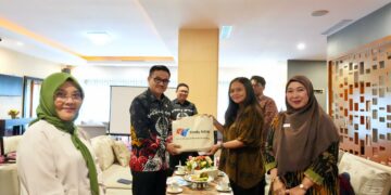 Associate Director, International Education Study NSW, Maria Elga Erstentia bertemu Sekretaris Daerah Provinsi Sulawesi Selatan, Jufri Rahman 
di Baruga Lounge, Kantor Gubernur Sulsel, Kamis (28/11/2024)