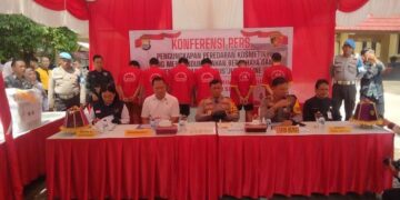 Kapolda Sulsel Irjen Pol Yudhiawan didampingi Dirkrimsus Kombes Pol Dedi Supriyadi merilis skincare berbahaya di kantornya, Jumat (8/11/2024) siang
Foto: Tribunnews.com