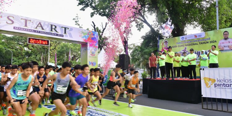 Penjabat Gubernur Sulawesi Selatan, Prof Zudan Arif Fakrulloh melepas peserta High School Marathon 10k, di depan Rujab Gubernur Jalan Jend. Sudirman, Makassar, Ahad (17/11/2024)