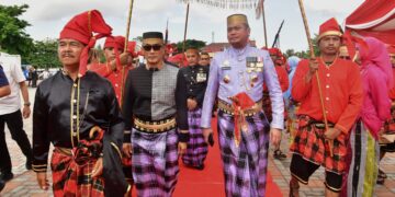 Penjabat Gubernur Sulawesi Selatan, Prof Zudan Arif Fakrulloh bersama  Bupati Gowa Adnan Purichta Ichsan Puncak Peringatan Hari Jadi Gowa ke-704 Tahun 2024 yang berlangsung di Lapangan Sultan Hasanuddin Kabupaten Gowa, Ahad (17/11/2024)