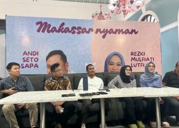 Pasangan Andi Seto Asapa - Rezki Mulfiati menggelar konferensi pers di Posko SEHATI, Kamis (28/11/2024)