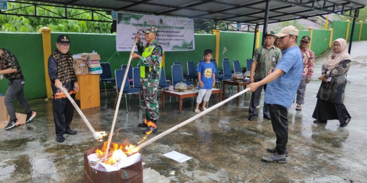 Ribuan buku dan akta nikah di musnahkan oleh Kemenag Parepare, Kamis (12/12/2024). Foto: --Faizal Lupphy/Pijarnews.com--