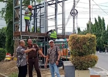 Kajari Pinrang, Agung Bagus Kade Kusimatara pantau pengerjaan videotron di Taman Marannu Pinrang, Kamis (5/12/2024). --Foto: Faizal Lupphy/Pijarnews.com--