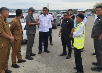 Komisi III DPRD Kota Parepare meninjau langsung kondisi akses jalan yang dikeluhkan masyarakat di area Pelabuhan Rakyat Lontangnge, Senin (9/12/2024).---Foto: HO/Istimewa--