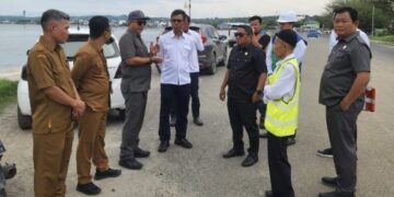 Komisi III DPRD Kota Parepare meninjau langsung kondisi akses jalan yang dikeluhkan masyarakat di area Pelabuhan Rakyat Lontangnge, Senin (9/12/2024).---Foto: HO/Istimewa--