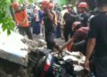 Evakuasi motor yang ditimpa longsor di Kota Parepare. --Foto: Faizal Lupphy/Pijarnews.com--