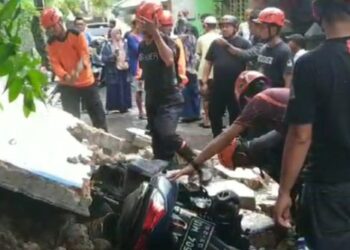 Evakuasi motor yang ditimpa longsor di Kota Parepare. --Foto: Faizal Lupphy/Pijarnews.com--