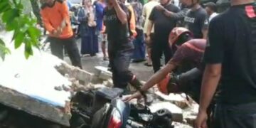 Evakuasi motor yang ditimpa longsor di Kota Parepare. --Foto: Faizal Lupphy/Pijarnews.com--