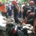 Evakuasi motor yang ditimpa longsor di Kota Parepare. --Foto: Faizal Lupphy/Pijarnews.com--