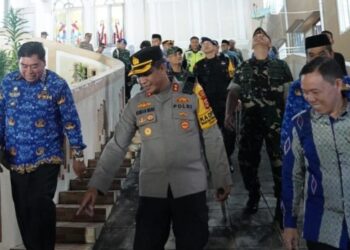 Kapolres Parepare, AKBP Arman Muis bersama SKPD Terkait mengunjungi gereja di Kota Parepare. --Foto: Faizal Lupphy/PijarNews.com--