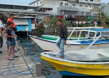 Beginilah cara Anugrah saat hendak menarik kapal di Dermaga Kayu Bangkoa, Ahad (1/12/2024)