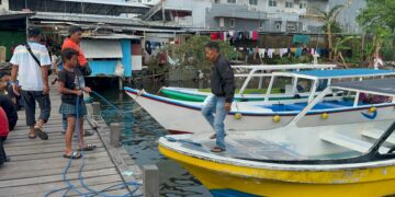 Beginilah cara Anugrah saat hendak menarik kapal di Dermaga Kayu Bangkoa, Ahad (1/12/2024)