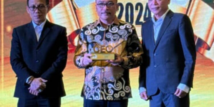 Direktur Utama Bank Sulselbar H Yulis Suandi menerima penghargaan dalam acara Top 100 CEO & The 200 Leader Future Forum 2024 yang diselenggarakan oleh Infobank Media Group di Grand Ballroom, Ritz-Carlton Mega Kuningan, Jakarta, pada Jumat (29/11/2024) lalu.