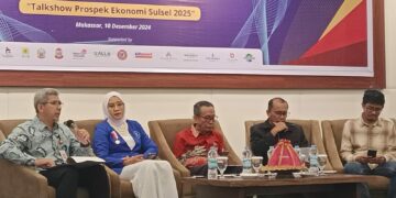 (Kiri-kanan), Arief Machmoed, Ainun Jariah, Abdul Mutallib, Jufri Rahim serta moderator Hasbi Zainuddin dalam talkshow Prospek Ekonomi Sulsel 2025 di Claro Hotel, Selasa (10/12/2024)