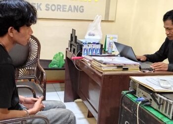 MR yang mencuri kabel listrik di IAIN Parepare diminta keterangan di Polsek Soreang, Sabtu (28/12/2024)