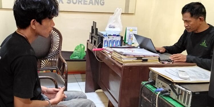 MR yang mencuri kabel listrik di IAIN Parepare diminta keterangan di Polsek Soreang, Sabtu (28/12/2024)