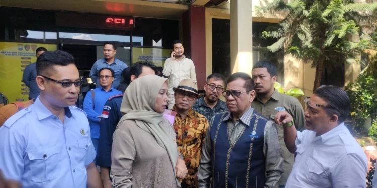 Ketua Tim Pencari Fakta (TPF) Peradi Makassar, Tadjuddin Rachman (kedua kanan)