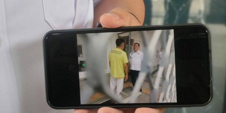 Foto kondisi Annar Sampetoding di Rutan Kelas I Makassar yang ditujukan Jayadikusumah lewat handphonenya