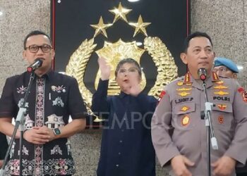 Menteri Pelindungan Pekerja Migran Indonesia Abdul Kadir Karding (kiri) bersama Kapolri Jenderal Polisi Listyo Sigit Prabowo memberikan keterangan pers di Gedung Utama Mabes Polri, 9 Januari 2025.  (Foto: TEMPO)