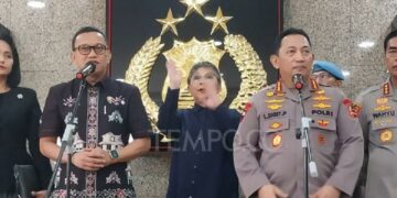 Menteri Pelindungan Pekerja Migran Indonesia Abdul Kadir Karding (kiri) bersama Kapolri Jenderal Polisi Listyo Sigit Prabowo memberikan keterangan pers di Gedung Utama Mabes Polri, 9 Januari 2025.  (Foto: TEMPO)