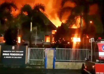 Kantor Disdik Makassar yang terletak di Jalan Anggrek Raya, Kecamatan Panakkukang, Kota Makassar, Sulsel, terbakar habis, sekira pukul 02:30 Wita.(Dokumentasi/Damkar Makassar)