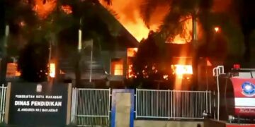 Kantor Disdik Makassar yang terletak di Jalan Anggrek Raya, Kecamatan Panakkukang, Kota Makassar, Sulsel, terbakar habis, sekira pukul 02:30 Wita.(Dokumentasi/Damkar Makassar)