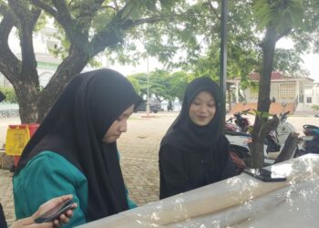 Mahasiswi Prodi Komunikasi Penyiaran Islam (KPI), IAIN Parepare (pakai jas almamater hijau toscha) mewawancarai Resky Karty Kahar mahasiswi berprestasi dari IAIN Parepare.