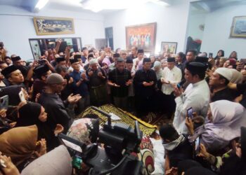 Mantan Wakil Presiden RI, Jusuf Kalla didampingi Pendiri Bosowa Corp berdoa di hadapan jenazah Chairman FAJAR Group, HM Alwi Hamu saat disemayamkan di rumah duka, Jl Kapten Pierre Tendean Blok J No. 14 Makassar, Sabtu malam (18/1/2025). Alwi Hamu berpulang di usia 80 tahun. (Foto: Abe Bandoe/Fajar.co.id)